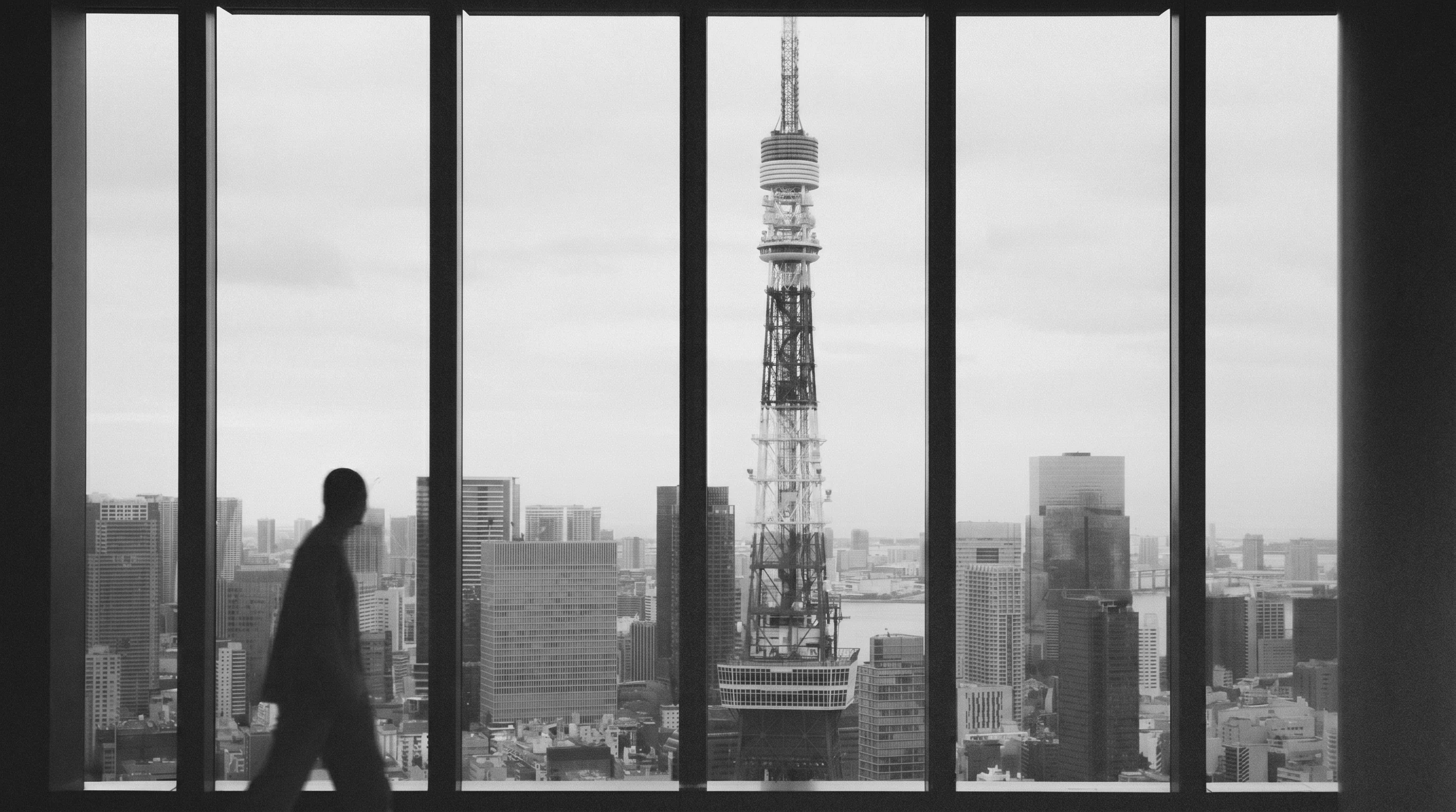 窓越しに東京タワーを望む室内（モノクロ）