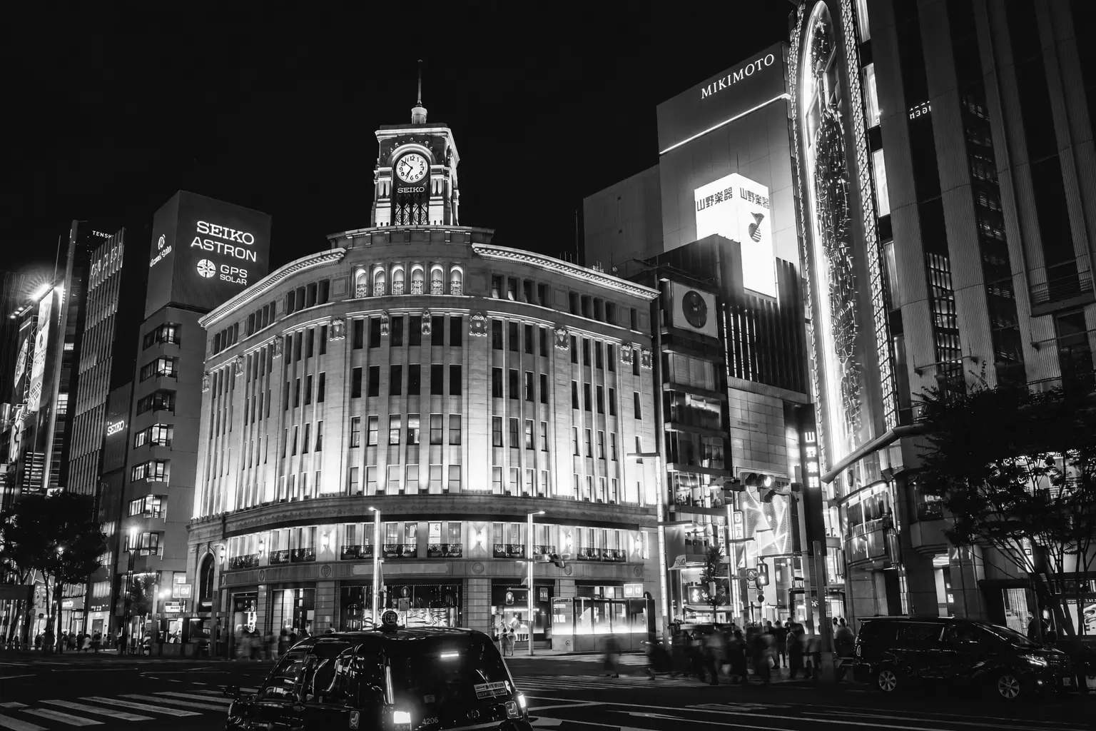 夜の銀座四丁目交差点と和光時計塔