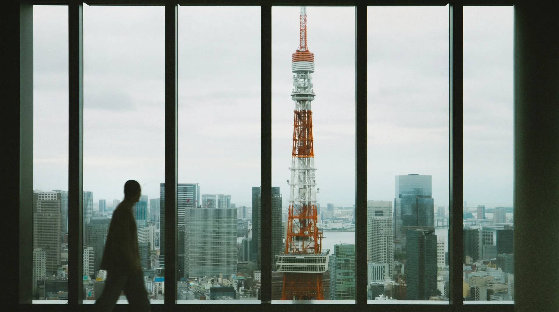 東京タワーを望む窓辺